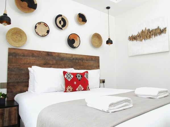 Escritorio y espacio para trabajar con laptop