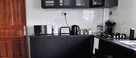 ثلاجة، ميكروويف، فرن، موقد طهي مسطح