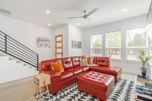 TV, books - Roof Top Deck/3 BR Su (San Antonio)