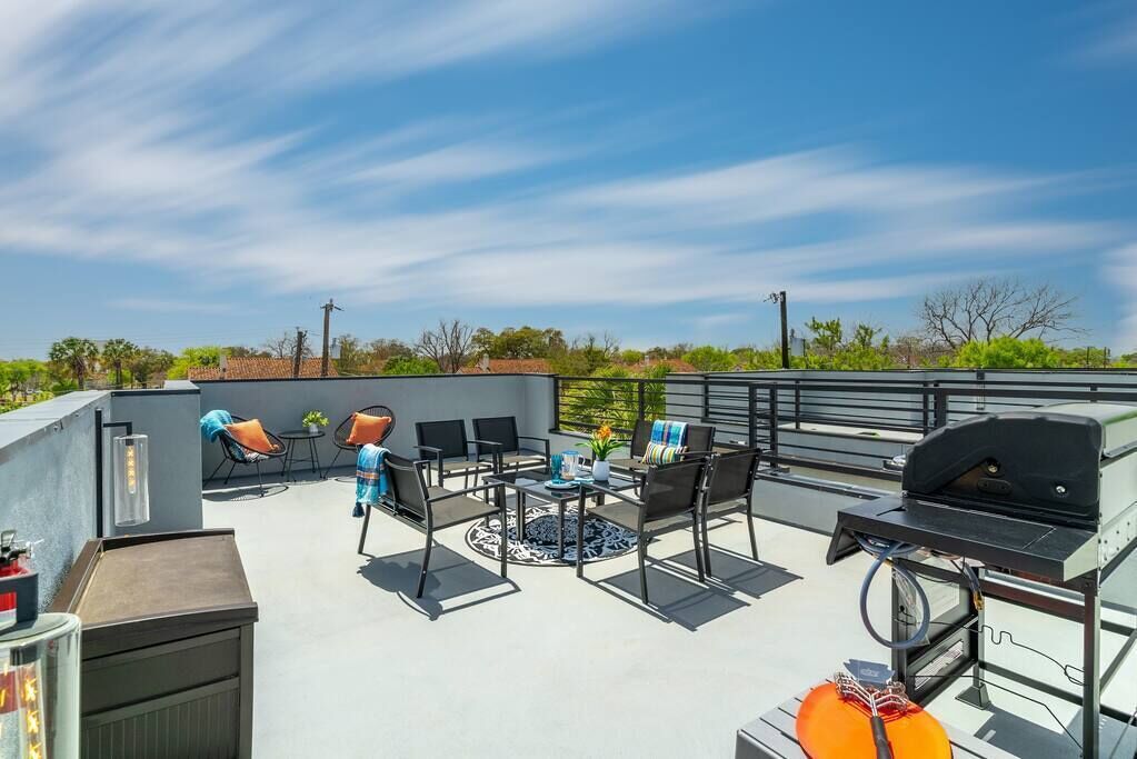 Roof Top Deck/3 BR Su