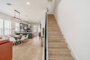 Dining - Roof Top Deck/3 BR Su (San Antonio)