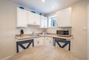 Casa, varias camas, balcón | Cocina privada | Refrigerador, microondas, horno y parrilla de estufa