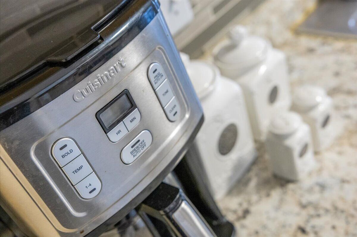 A kitchen appliance with control buttons labeled "BOLD," "TEMP," "MIN," and "AUTO OFF."