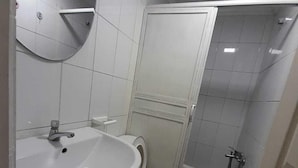 Basic Room | Bathroom - Hostal SolNaciente en Pozo Almonte (Pozo Almonte)