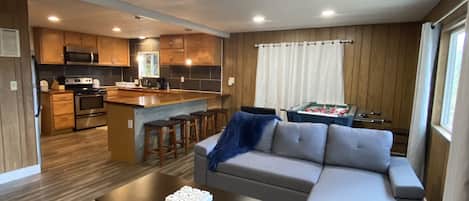 Smart TV, chimenea, reproductor de DVD y futbolito