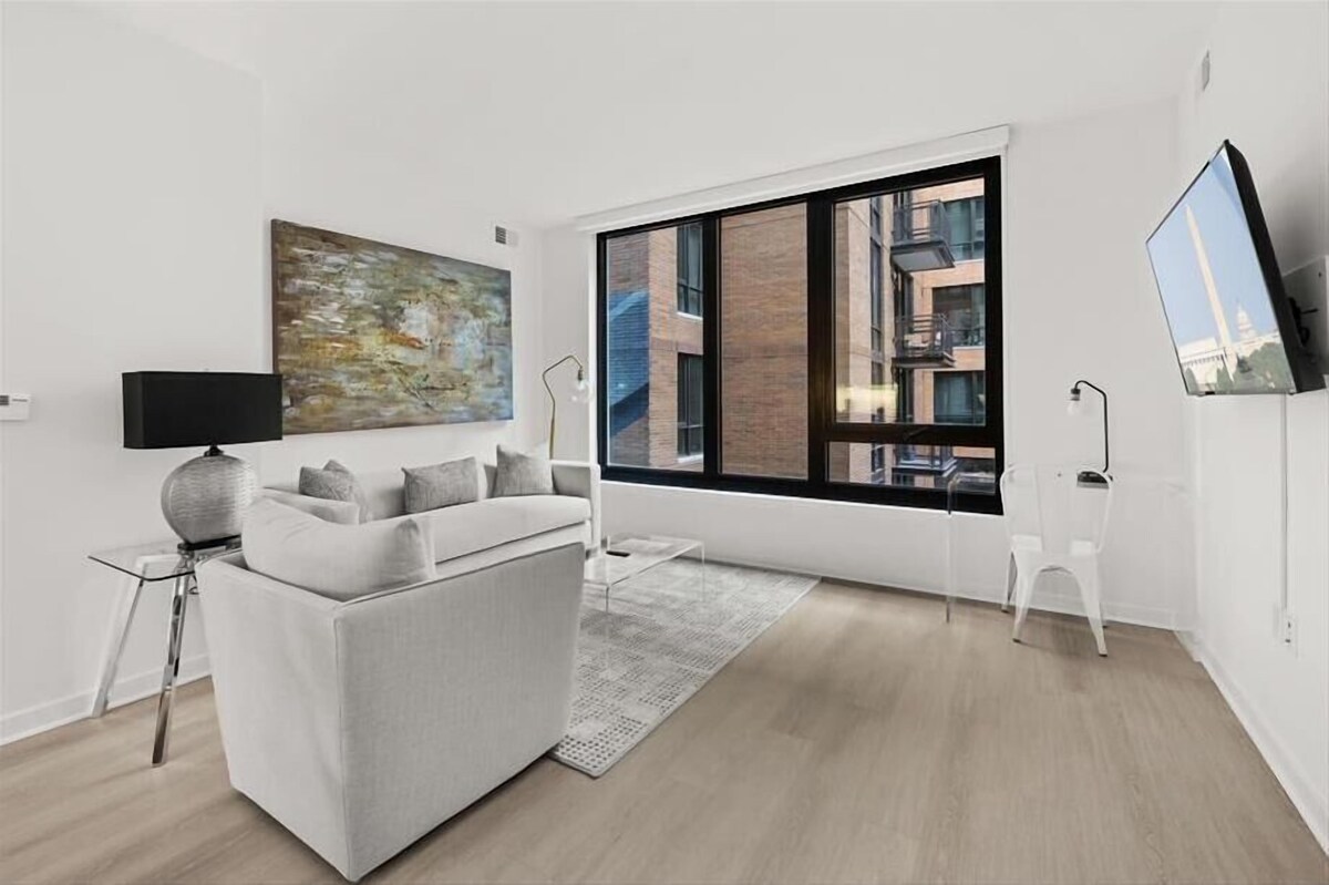 Electric Car Charging Available! nr Capitol 2BR w/ Parking