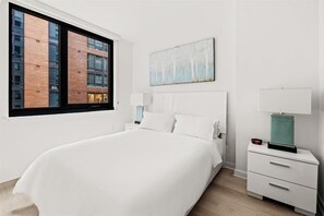 2 bedrooms, desk, iron/ironing board, travel cot - Electric Car Charging Available! nr Capitol 2BR w/ Parking (Washington)