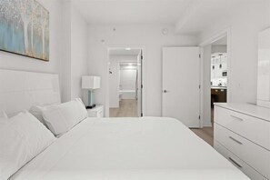 2 camere, una scrivania, ferro/asse da stiro, culla da viaggio