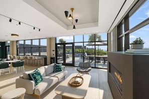 Smart TV - Mins from Metro Red Line | Desk + Unlimited Wi-Fi |Noma (Washington)