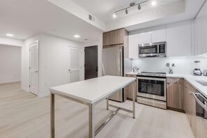 Geladeira, micro-ondas, fogão, cooktop