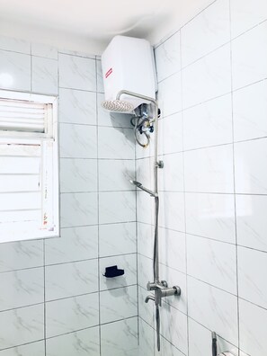 Shower, towels, soap, shampoo - Comfortabe and mordern fully furnished apartments (Kampala)