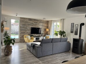 Älytelevisio, videopelejä, DVD-soitin, kirjoja