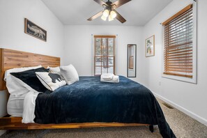 5 soverom, skrivebord, strykejern/-brett og reiseseng for barn