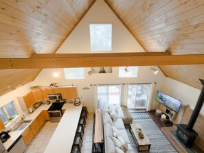 Een modern loft-interieur met keuken, eethoek en zithoek.