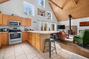 Fridge, microwave, oven, stovetop - 5BR Conway Chalet, Grill, Game Room-10 mile to ski (Conway)