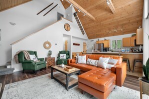 Smart TV, fireplace, video games, DVD player - 5BR Conway Chalet, Grill, Game Room-10 mile to ski (Conway)