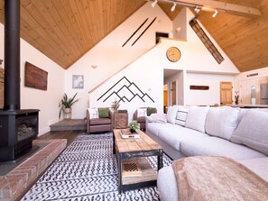 Älytelevisio, takka, videopelejä, DVD-soitin