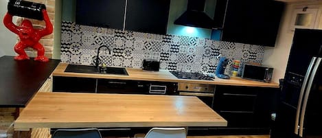 Frigorífico, microondas, horno y placa de cocina