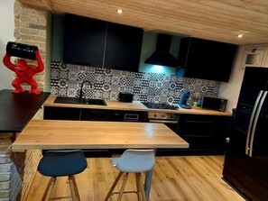 Réfrigérateur, micro-ondes, four, plaque de cuisson