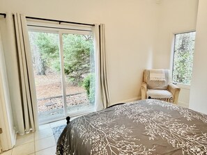 4 bedrooms, desk, free WiFi, bed sheets - Lakefront Oconee Cottage with Hot Tub and Boat (Eatonton)