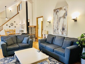 Smart TV, fireplace, foosball, table tennis - Lakefront Oconee Cottage with Hot Tub and Boat (Eatonton)