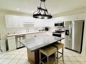 Fridge, microwave, oven, stovetop - Lakefront Oconee Cottage with Hot Tub and Boat (Eatonton)