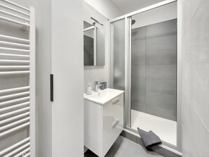 Shower, hair dryer, towels, soap - Apartment LUKAS 2 / city centre - opening April 2023 (Karlovy Vary)