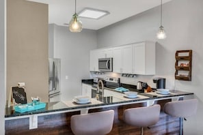 KITCHEN - Bahama Bay- Upgraded condo with patio (Davenport)