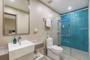A bathroom with a sink, toilet, and glass shower enclosure. - Homeinn Selected Hotel (Xuzhou Suning Plaza Hubu Mountain Subway Station) (Xuzhou)
