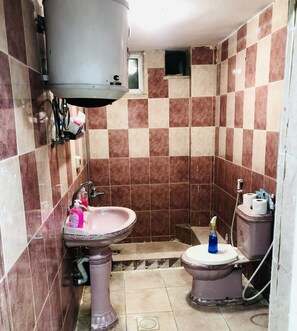 City Apartment | Bathroom | Free toiletries, hair dryer, bathrobes, slippers - Bahaa (Jerash)
