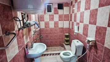 Appartement Ville | Salle de bain | Articles de toilette gratuits, sĂšche-cheveux, peignoirs, chaussons