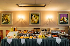 Café da manhã com buffet grátis todos os dias