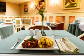 Breakfast, lunch, dinner served; Peruvian cuisine