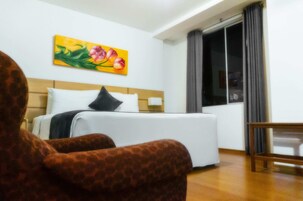 Habitación doble superior, 1 cama de matrimonio grande | Caja fuerte, escritorio, sistema de insonorización y wifi gratis