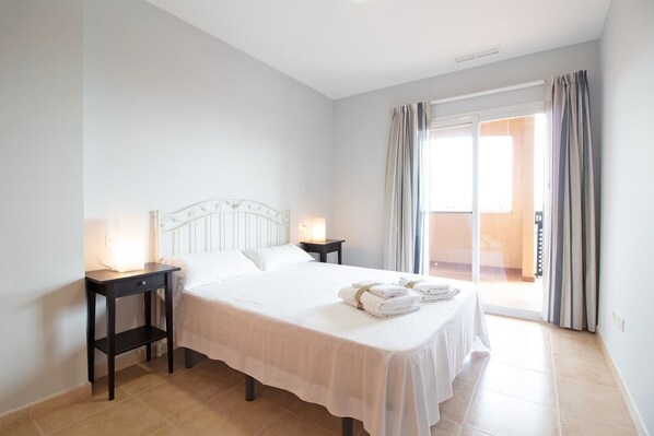 2 makuuhuonetta, silitysrauta/-lauta, vuodevaatteet