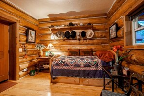 7 bedrooms, desk, WiFi, bed sheets