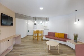 Un appartement moderne comprenant une cuisine, un coin repas et un espace de vie.