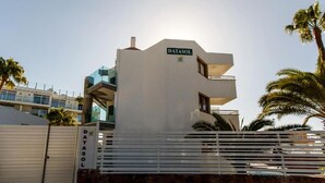 Een modern gebouw met een bord waarop 'DATASOL' staat en een hekwerk.