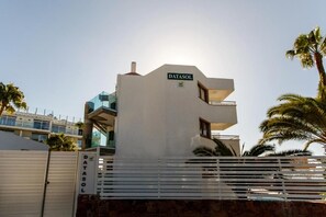 Un bâtiment moderne avec une enseigne indiquant « DATASOL » et une entrée fermée par un portail.