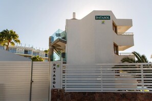Un bâtiment moderne avec une enseigne portant l’inscription « DATASOL » et un logo.
