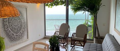 32-inch Smart TV with cable channels, TV