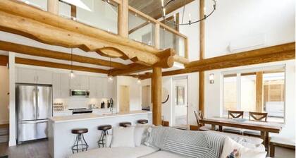 Waterfront Kelowna Cabin #3 with hot tub sleeps 12