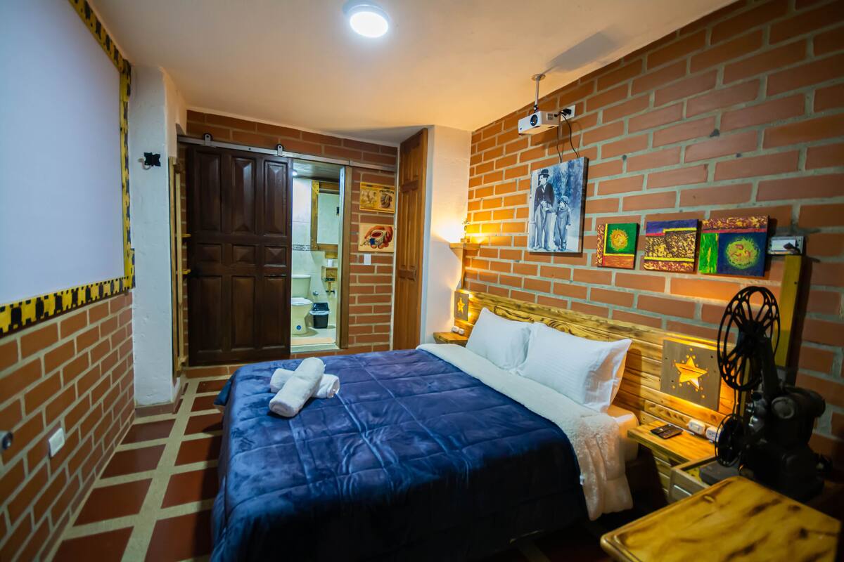Gallery Room | 1 bedroom, free WiFi