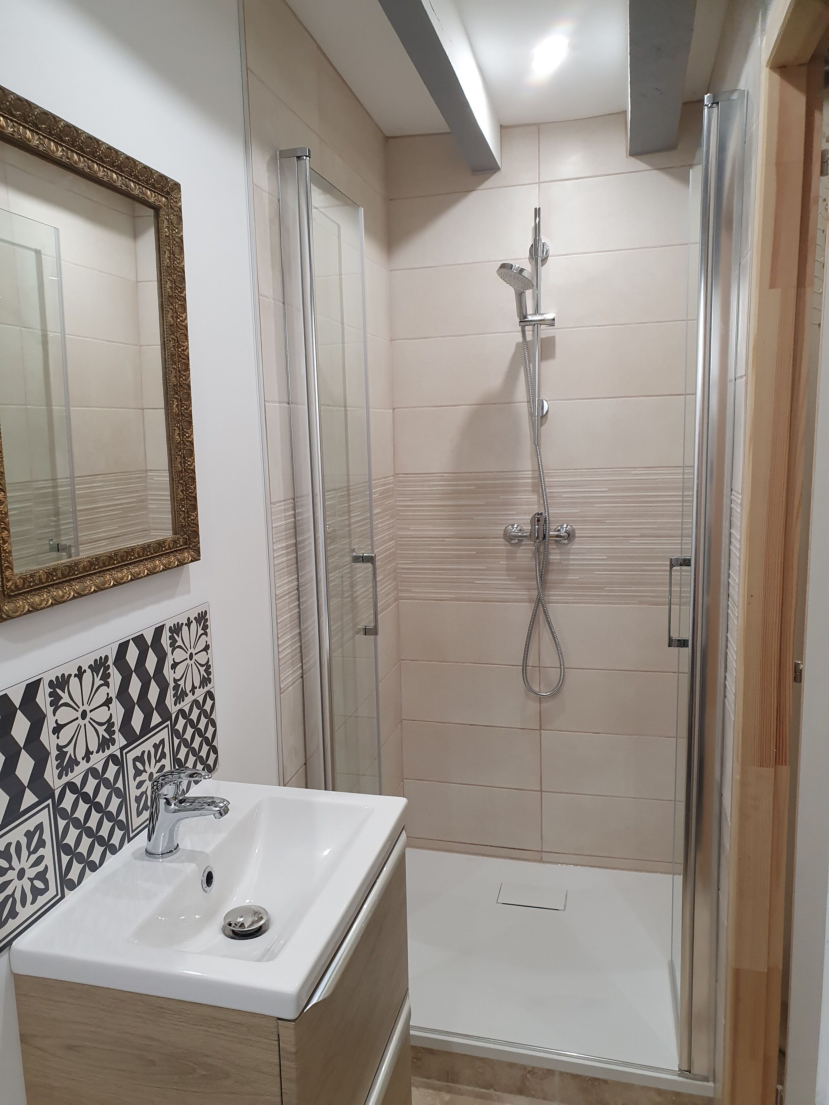 Dusche, Haartrockner, Handtücher