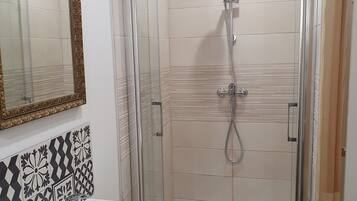 Douche, sèche-cheveux, serviettes fournies