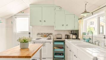 Microondas, horno, placa de cocina y lavavajillas