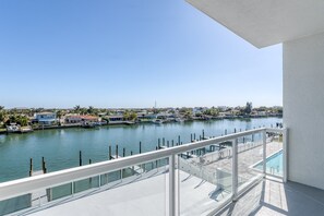 Un balcon avec vue sur une marina et sur l’eau.