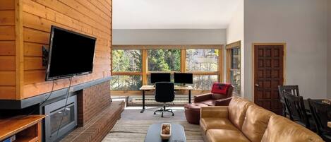 Smart TV, chimenea y monitor de computadora