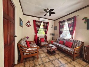 Living area - Ocean Pearl Cottage on the West Coast (Saint James)