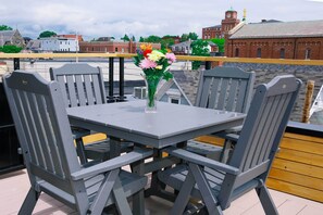 Outdoor dining - Spacious Portland Home: Walk Downtown! (Portland)